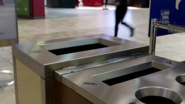 Kadın alışveriş merkezi içinde çöp kutusu çöp atma 