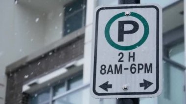 İki yeni bina soğuk blizzard önündeki işareti otopark saat kış günü kar