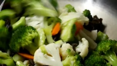 Tavada sebze yemek bir kadının yakın çekim