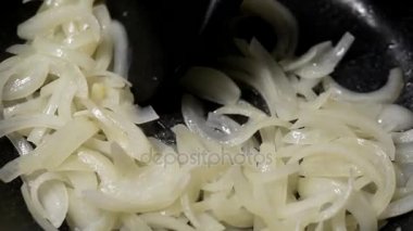 Soğan tavada pişirme bir kadının yakın çekim