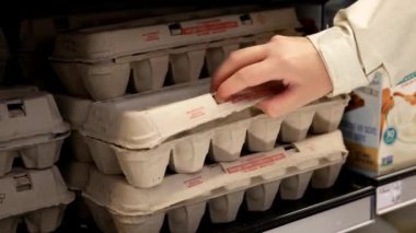 Bakkal kadın seçme yumurta üretmek bölümü 