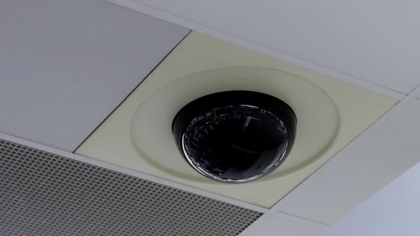 Câmera de segurança Dome no topo do teto dentro da loja — Vídeo de Stock
