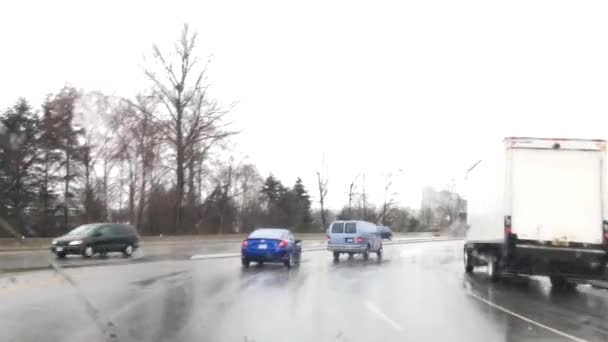 POV gire a la derecha en fuertes lluvias y tormentas eléctricas en el mal tiempo — Vídeos de Stock
