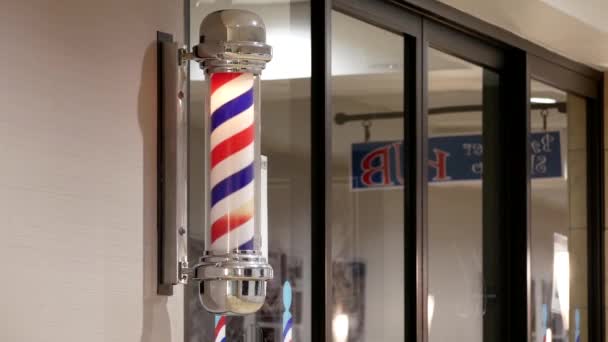 Movimiento del poste de la barbería girando en el centro de la barbería — Vídeos de Stock