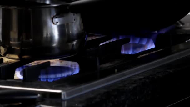 Movimiento de olla de acero inoxidable en horno de gas — Vídeo de stock