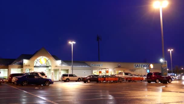Fora da loja Safeway na noite chuvosa em Port Coquitlam BC Brasil — Vídeo de Stock