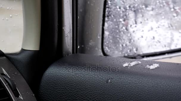 Filmación dentro de un coche durante la tormenta de nieve — Vídeos de Stock