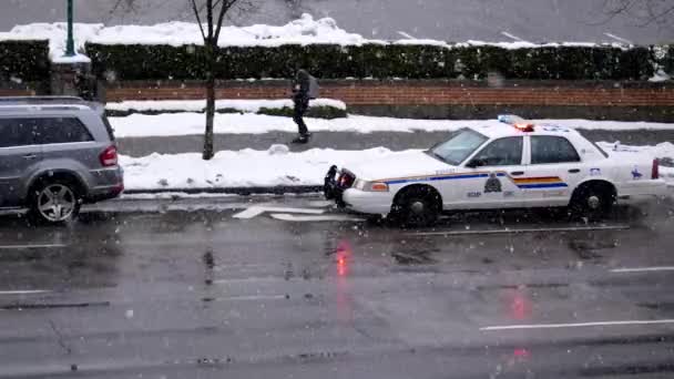 Luzes da polícia piscando e parando na estrada durante o frio nevasca neve dia de inverno — Vídeo de Stock