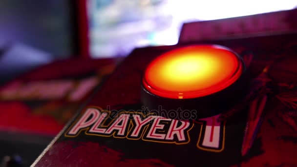 Chiudere lampeggiante luce rossa sul giocatore un pulsante sul videogioco — Video Stock