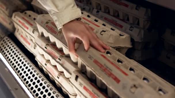 Mujer seleccionando huevo en tienda de comestibles departamento de productos — Vídeos de Stock