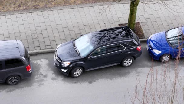 Top shot de coche dejando sitio de estacionamiento paralelo en la carretera — Vídeos de Stock