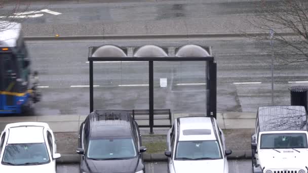 Vista superior de la estación de autobuses en carretera durante el día de lluvia en Coquitlam BC Canad — Vídeo de stock