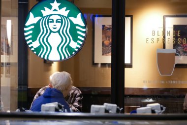 Bir kahve içme ve Starbucks mağaza içinde sohbet insanlar tarafında