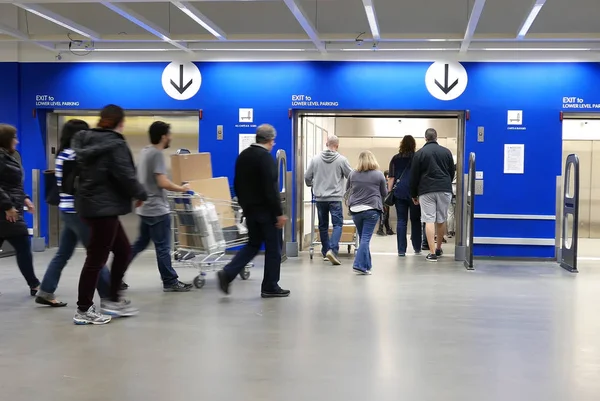 Moto di persone che prendono ascensore all'interno del negozio Ikea — Foto Stock