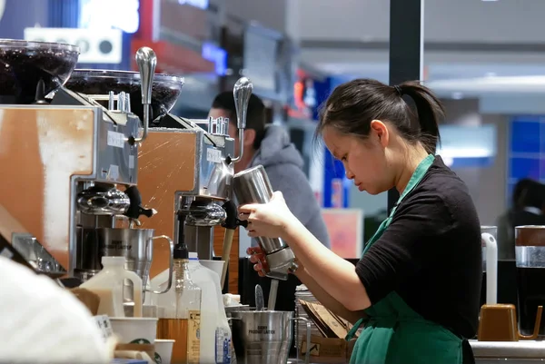 Movimiento de barista haciendo café para el cliente en la tienda Starbucks — Foto de Stock
