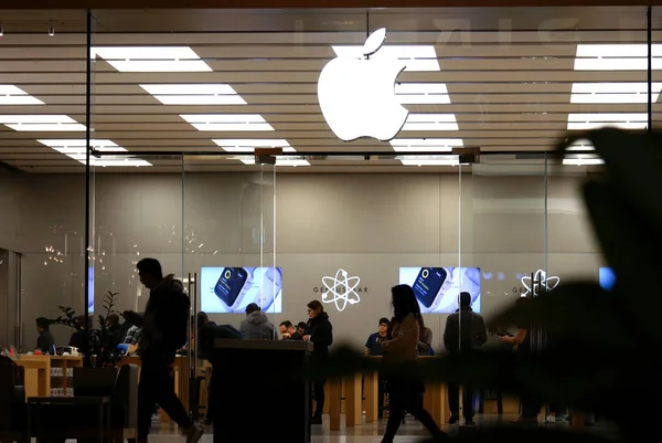 Movimento de pessoas que compram iphone dentro da loja da Apple — Fotografia de Stock