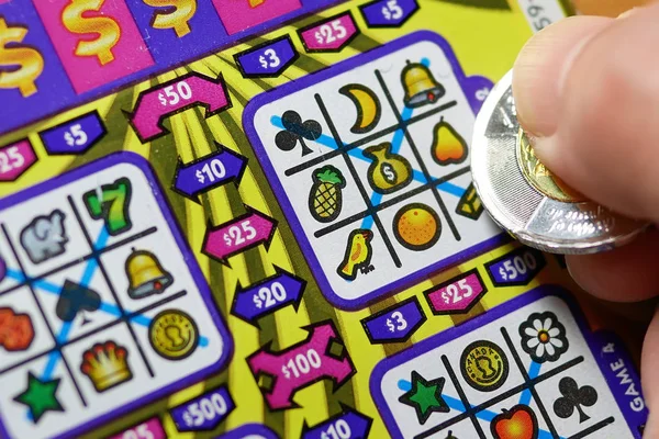 Close-up van man krabben loterijbriefje. — Stockfoto
