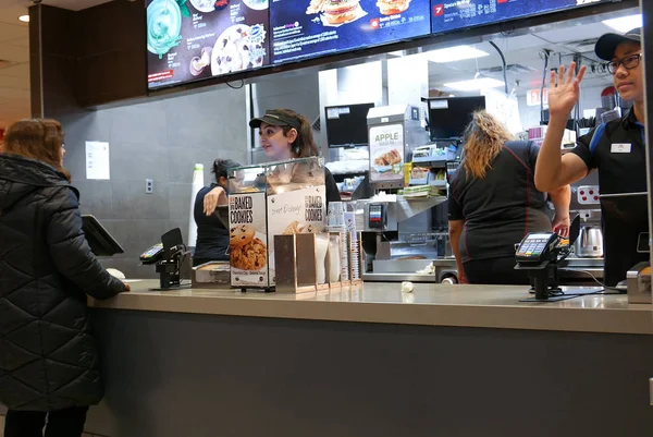 Рух працівник розмахуючи за наступний на лінії з клієнтів у «МакДональдз» — стокове фото