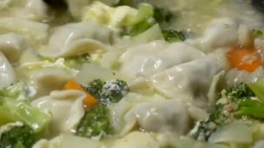 Kızartma tavası içinde köfte ve sebze çorbası yemek bir kadının yakın çekim