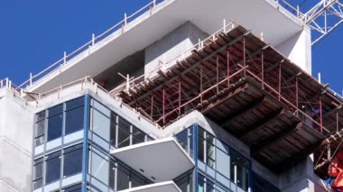 Atış şehirde bina yeni yüksek katlı inşaatın eğimli