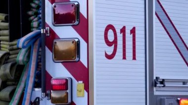 Burnaby yangın acil yangın kamyon istasyonunda durdurma 911 işareti ile hareket 