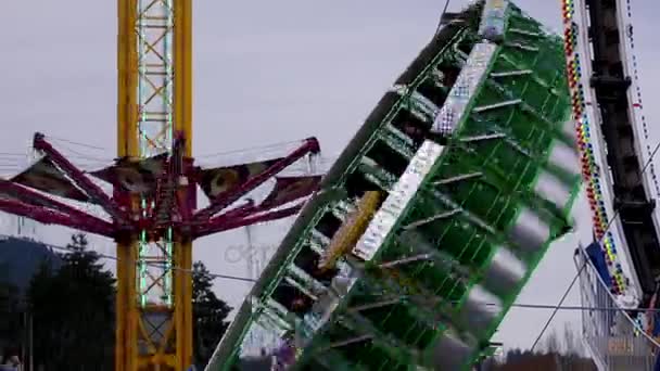 Les gens s'amusent au Carnaval des Amusements de la Côte Ouest — Video