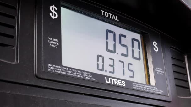 Artan benzin fiyatları pompa dağ eteğindeki taş yığını üzerinde büyük ekran — Stok video