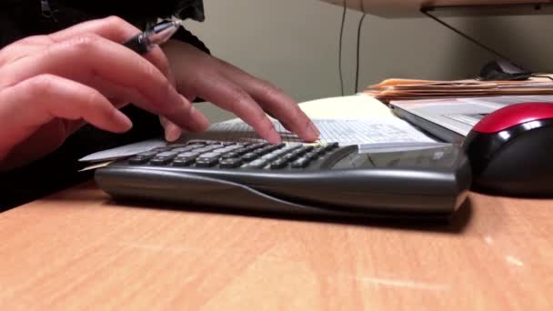 Moción del contable que calcula los gastos para rellenar el formulario de impuestos — Vídeos de Stock