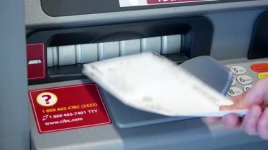 Hareket ekleme kadının örtmek para yatırmak 