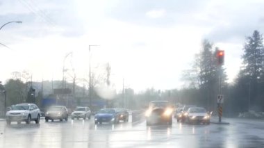 Hareket sırasında gün yağmur ağır yaya geçidi sokak ve trafik akışının