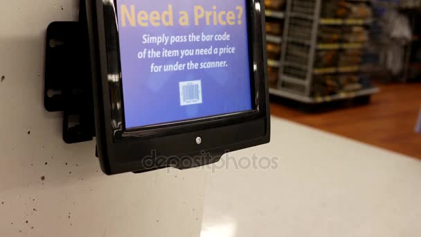 Mujer sosteniendo la botella de brita para comprobar el precio en el escáner de código de barras dentro de la tienda Walmart — Vídeo de stock