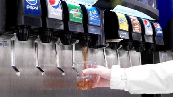 Wanita muda yang memilih minuman dingin dari mesin soda di Costco food court area di Port Coquitlam BC Canada . — Stok Video