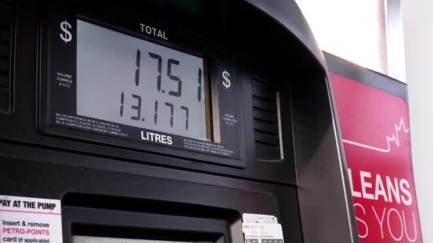 Rifornimento di carburante al distributore di benzina Petro Canada — Video Stock