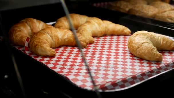 Rörelse av kvinnan att köpa croissanter bröd inuti köpa låg livsmedel butik — Stockvideo