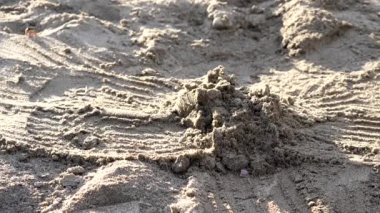 Ağır çekim ayakkabı giyiyor ve kum tekme kadın ayak