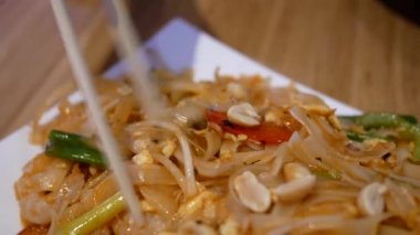 Hareket içinde Restoran pad Tay .erişte yiyorlar kadının 