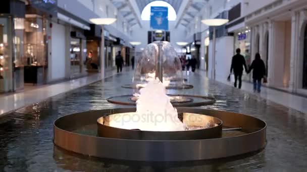 Motion of fountain water with blur people shopping inside mall — Stock Video