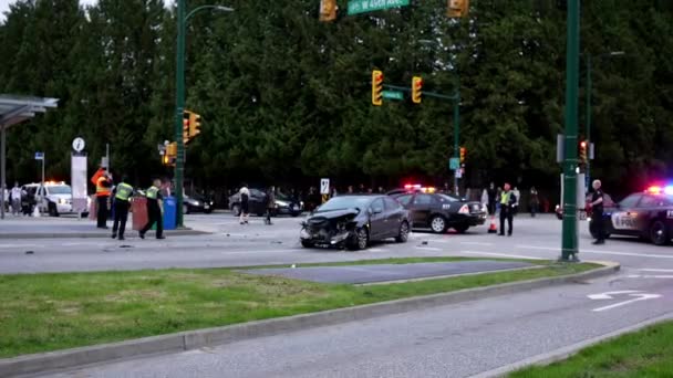 Moto di veicoli sono distrutti in un incidente stradale circondano le persone su una strada della città — Video Stock