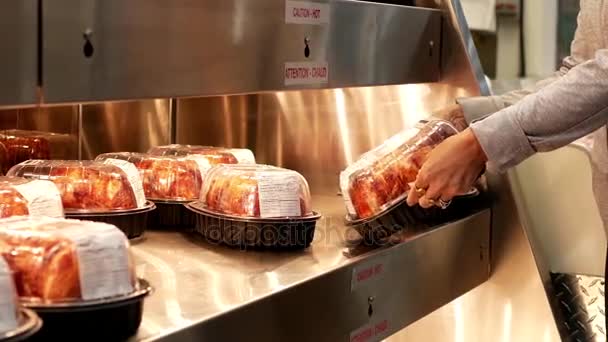 Mulher de movimento comprando frango bbq dentro da loja Costco — Vídeo de Stock