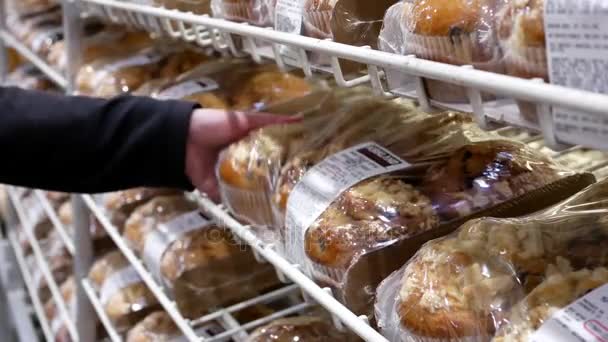 Mozgás nő vásárol áfonyás muffin Costco belsejében tárolni — Stock videók
