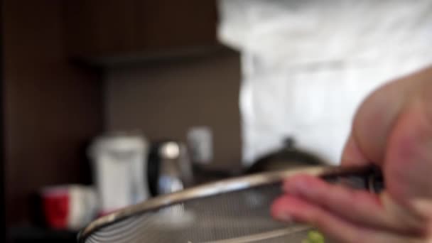 Медленное движение человека с помощью дуршлага сухой брокколи — стоковое видео