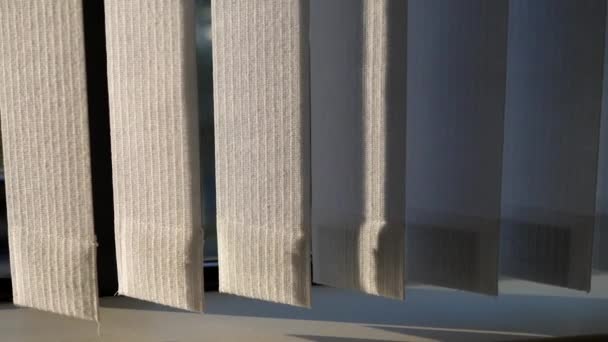 Pan tiro de cortinas brancas soprando no vento — Vídeo de Stock
