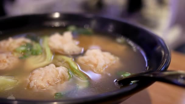 Рух вонтонського супу з парою — стокове відео
