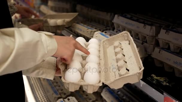 Frau wählt Ei in Lebensmittelgeschäft aus — Stockvideo
