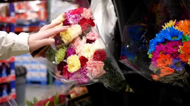 Κίνηση του γυναίκα αγορά λουλουδιών μέσα σε Costco κατάστημα — Αρχείο Βίντεο