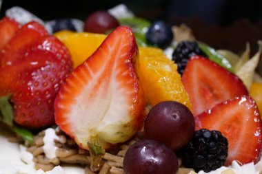 Siyah bir arka plan üzerinde meyve Doğum günü pastası