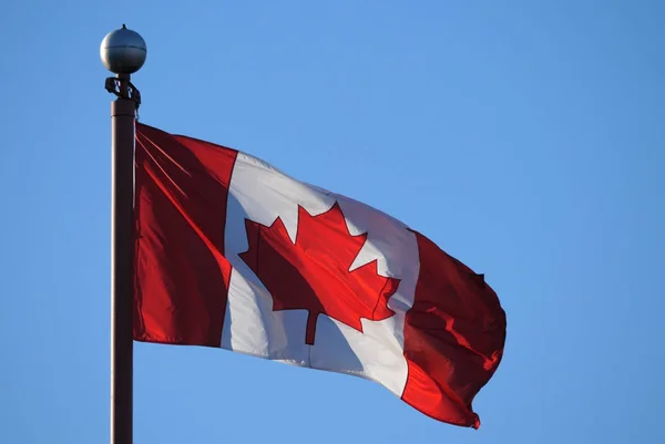 Bandeira canadiana acenando — Fotografia de Stock