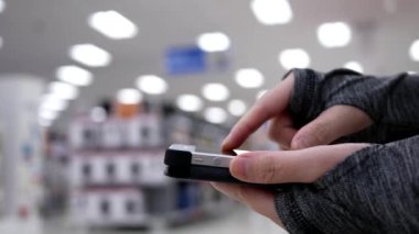 Güzel bulanık ışık arka plan üzerinde cep telefonu kullanan kadın 