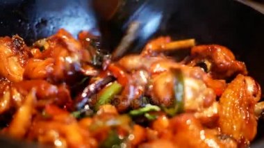 Hareket zencefil ve güveç içinde Çin restoranı masada şarap ile tavuk