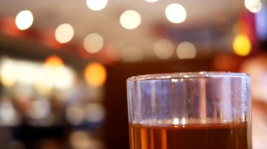 Çin restoranı içinde buhar ile sıcak içecek fincan hareket